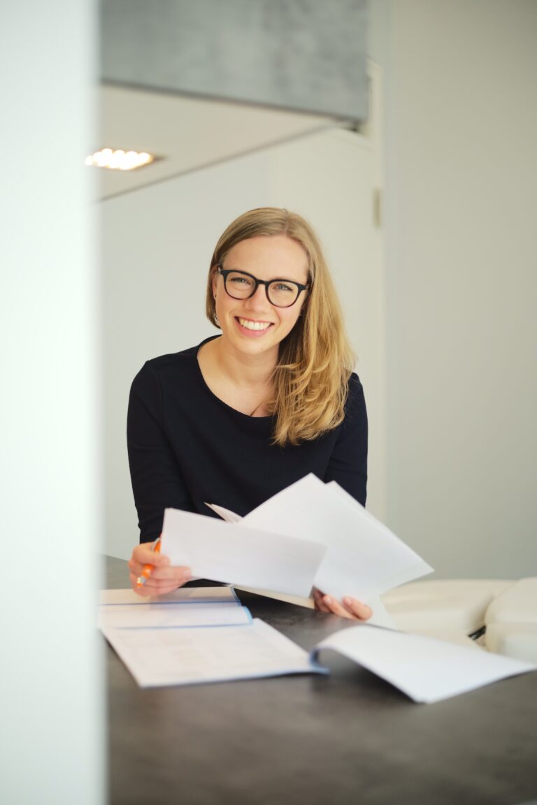 Aukje Sich bei der Ausarbeitung eines Therapieplans